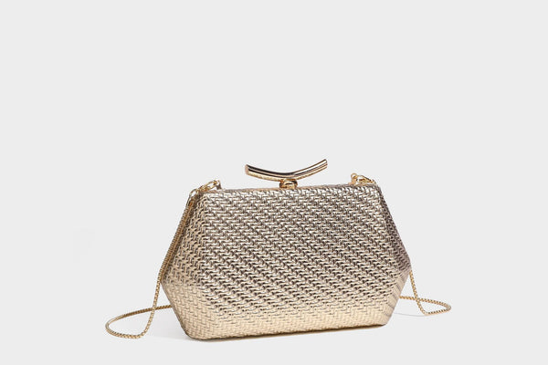 Kleine, strukturierte Clutch aus metallischem Flechtmaterial mit goldfarbenem Bügelverschluss und abnehmbarem Kettenriemen, Detailansicht 26