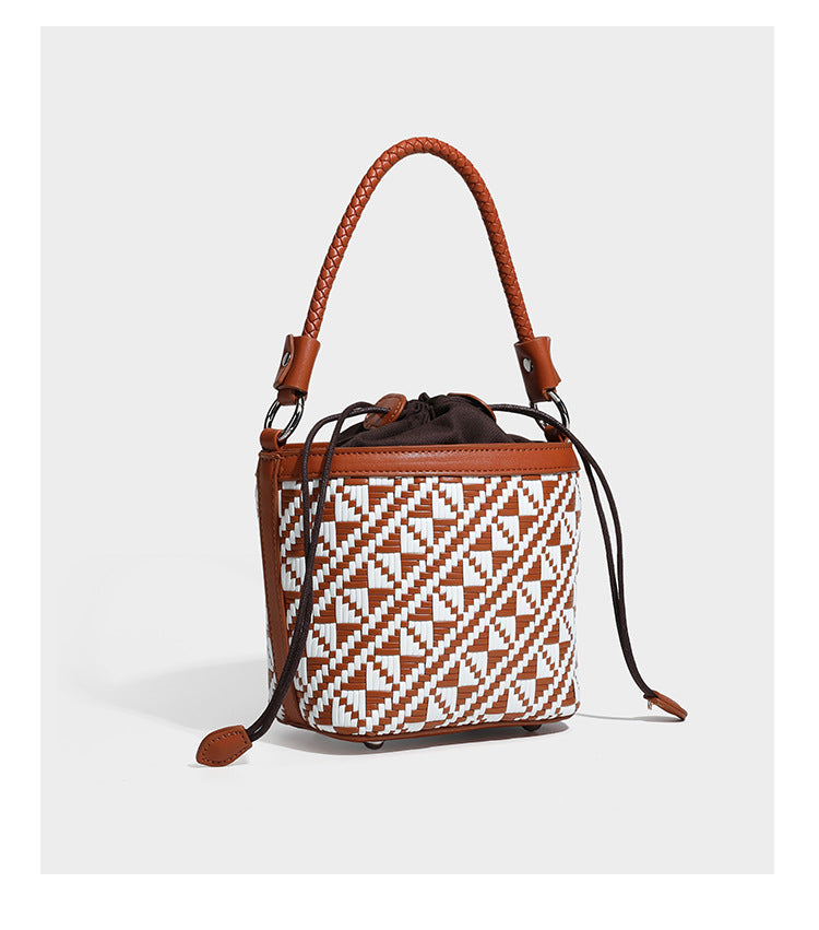 Kleine gewebte geometrische Bucket-Bag mit geflochtenem Henkel in Lederoptik und Kordelzugverschluss im zweifarbigen Muster aus Braun und Weiß