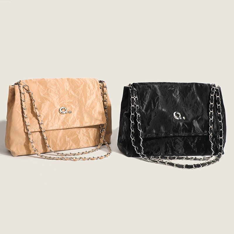Schultertasche in geknautschter Lederoptik mit geflochtenem Kettenriemen in Beige und Metall sowie Drehverschluss an der vorderen Überschlagklappe, Detailansicht 2