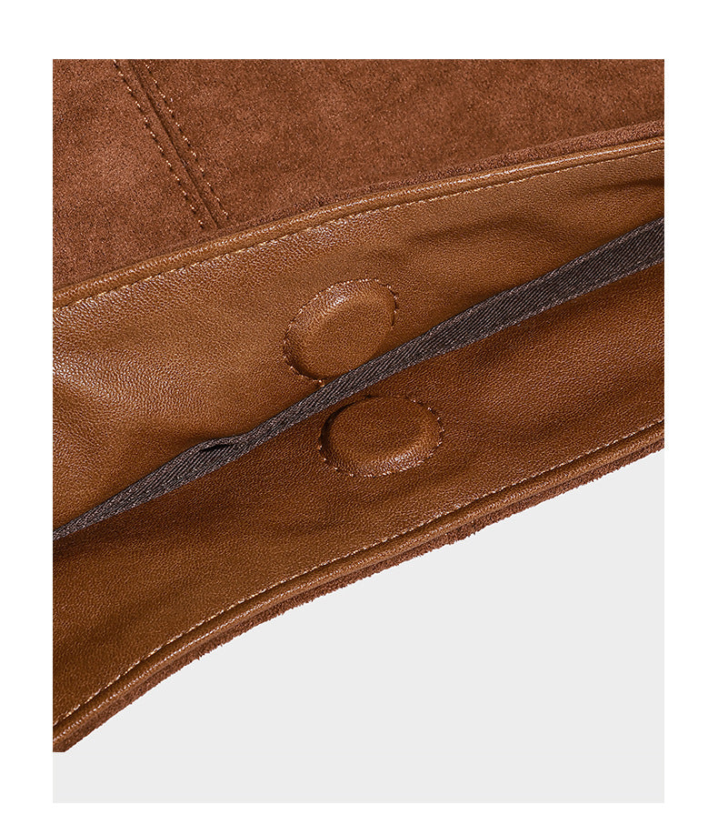 Beige-braune Hobo-Schultertasche mit lässiger Silhouette, matter Veloursleder-Optik, goldfarbenen halbmondförmigen Beschlägen und schmalem Schulterriemen, Detailaufnahme