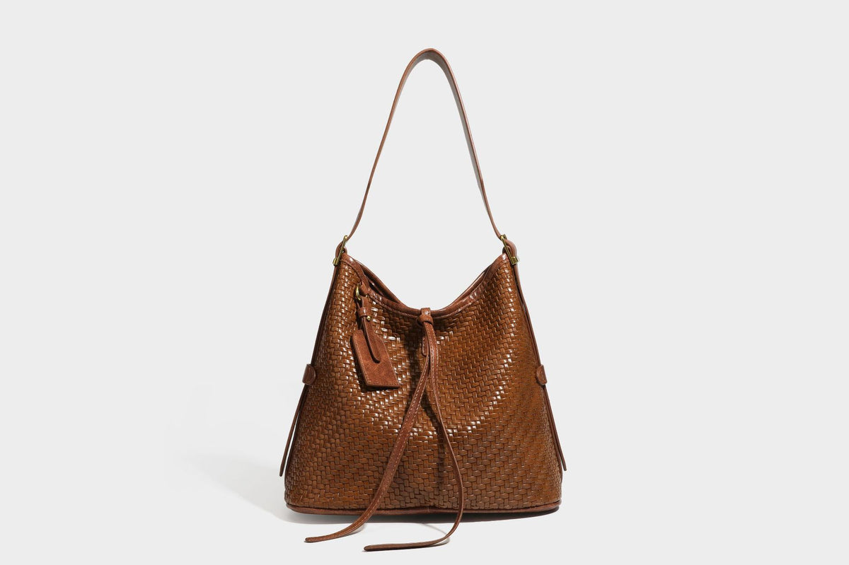 Lässig gewebte Schultertasche in Lederoptik mit Bindebandverschluss, goldfarbenen Metalldetails und einem Schulterriemen, Detailansicht 50