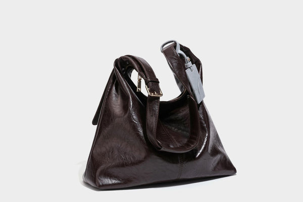Große dunkelbraune, glänzende, geknautschte Hobo-Schultertasche mit Reißverschluss, goldfarbenen Metalldetails, verstellbarem Trageriemen und Hellblau