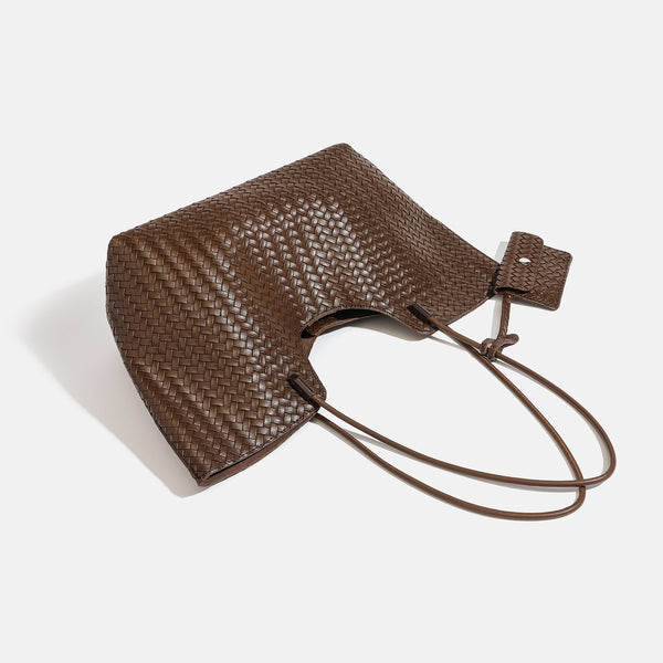Braune, gewebte Tote-Bag aus Lederoptik mit offenem Design, langen Schulterriemen und passender Reißverschlusstasche, Detailansicht 4