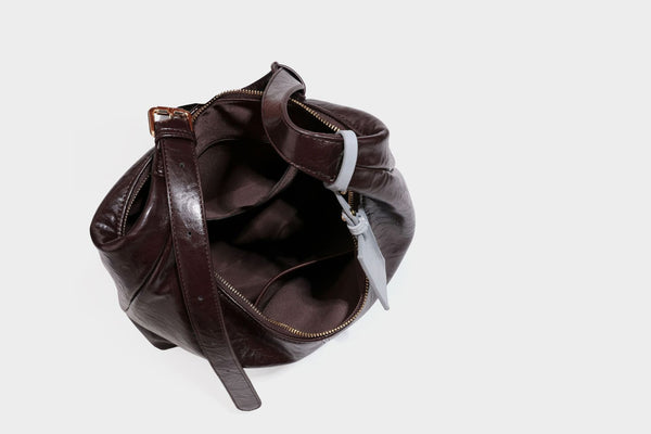 Große dunkelbraune, glänzende, geknautschte Hobo-Schultertasche mit Reißverschluss, goldfarbenen Metalldetails, verstellbarem Trageriemen und Hellblau