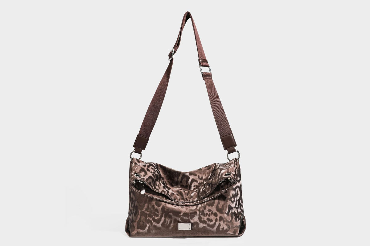 Locker fallende Hobo-Schultertasche mit Leopardenprint, glänzender Satinoptik, silberfarbenen Ringdetails und schmalem Schulterriemen