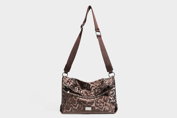 Locker fallende Hobo-Schultertasche mit Leopardenprint, glänzender Satinoptik, silberfarbenen Ringdetails und schmalem Schulterriemen