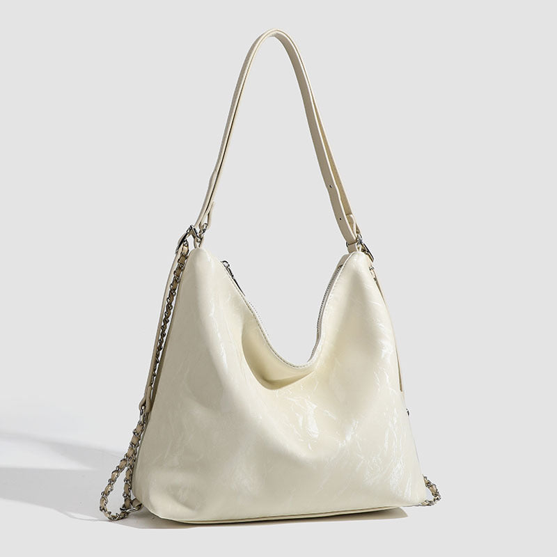Lässige Hobo-Schultertasche mit glänzender, geknitterter Oberfläche, silberfarbenen Kettenriemen und Reißverschluss, Detailansicht 3