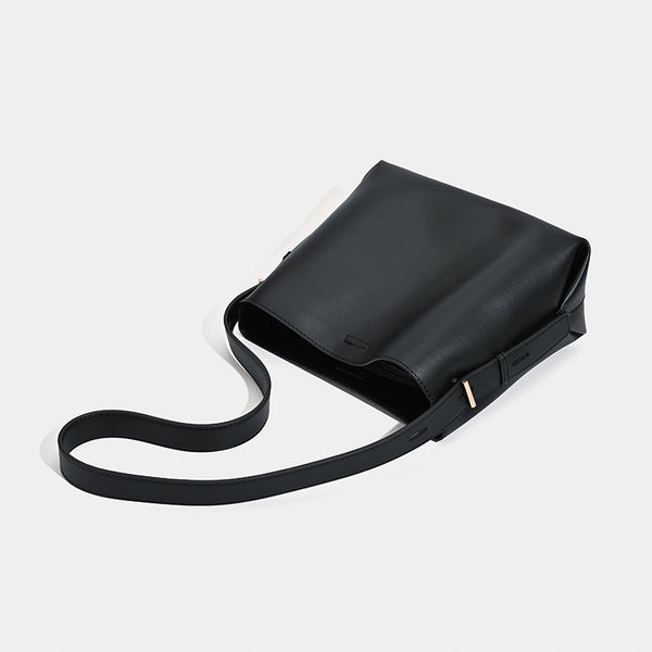 Große schwarze Bucket Bag mit glatter, matter Lederoptik, goldfarbenen Metalldetails und langem Schulterriemen