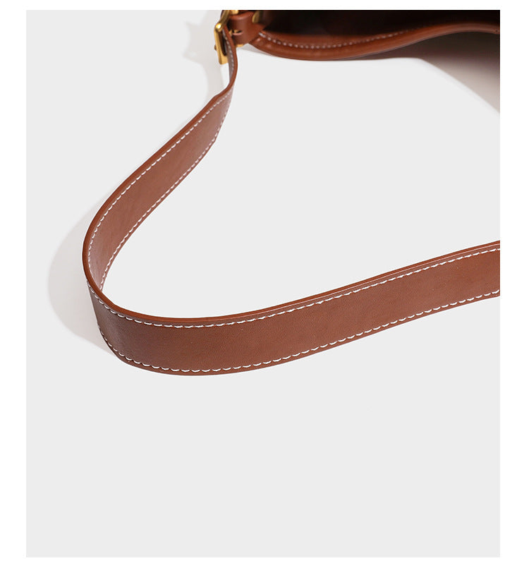 Lässige Hobo-Schultertasche mit glatter Oberfläche in Lederoptik, kontrastierenden Steppnähten, antikgoldfarbenen Metallelementen und, Detail