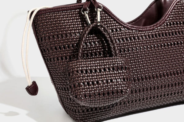 Tote-Bag aus strukturiertem Webmaterial in Dunkelbraun mit geflochtenen Henkeln, seitlichen Kordelzügen und einem befestigten Mini-Beutel aus Webmaterial mit