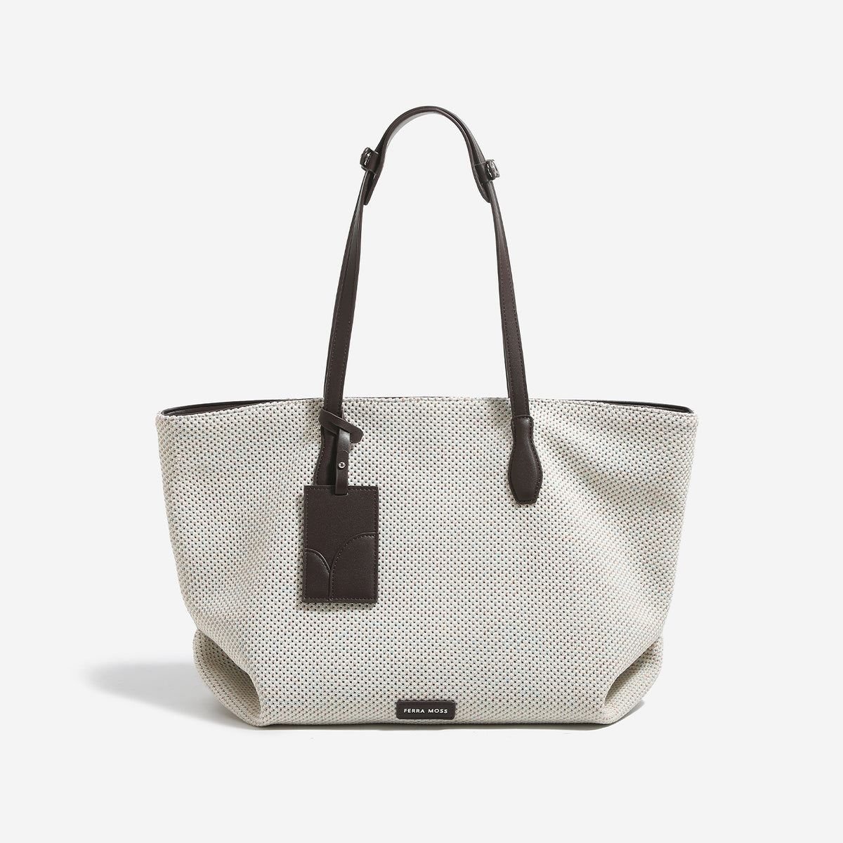 Große cremefarbene, gesprenkelte geflochtene Shopper-Tasche mit dunkelbraunen Schultergriffen in Lederoptik und hängendem Anhänger, Vorderansicht