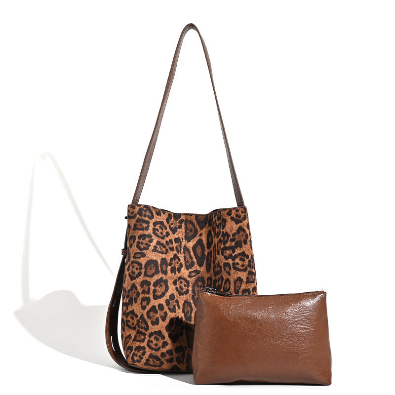 Große Bucket-Bag mit offenem Abschluss im Leopardenprint, glattem Schulterriemen in Lederoptik und passenden Details, Detailansicht 5