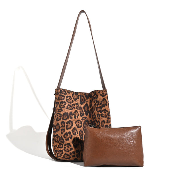 Große Bucket-Bag mit offenem Abschluss im Leopardenprint, glattem Schulterriemen in Lederoptik und passenden Details, Detailansicht 5