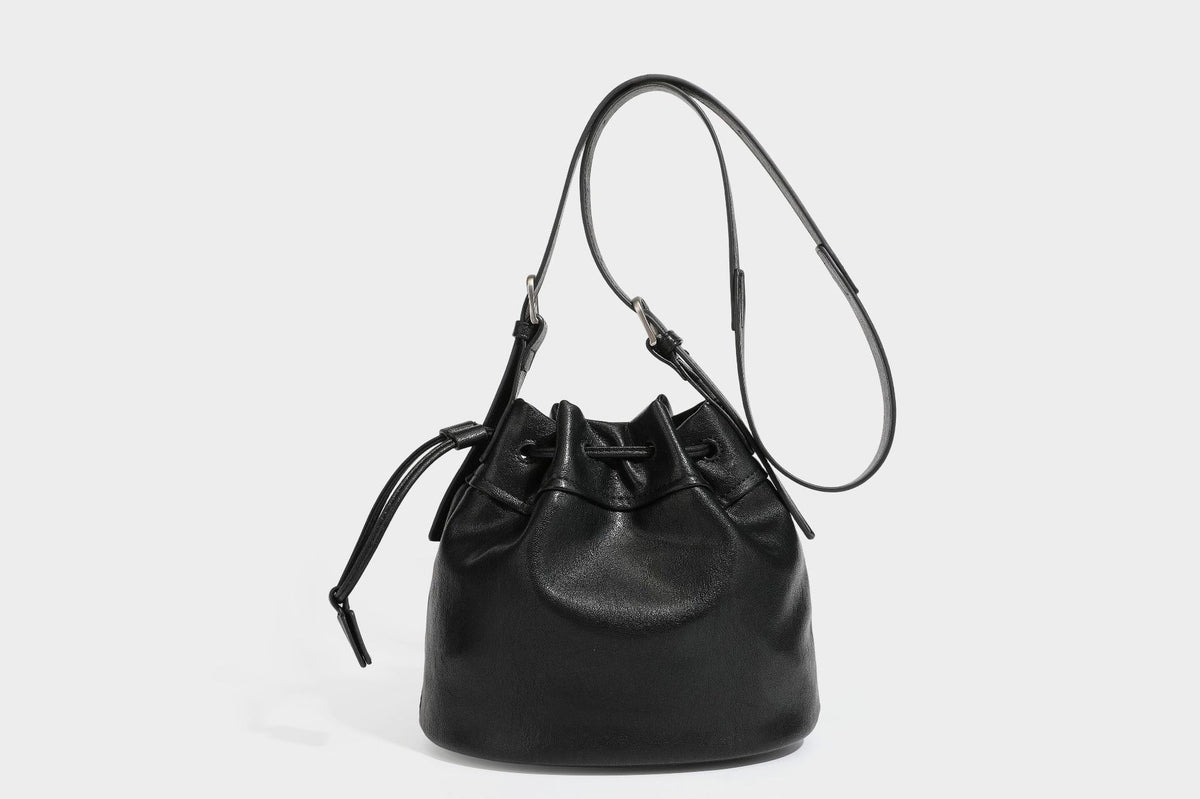 Kleine Beuteltasche in genarbter Lederoptik mit Kordelzug, verstellbarem Crossbody-Riemen und silberfarbenen Beschlägen, Detailansicht 23