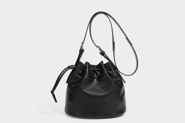 Kleine Beuteltasche in genarbter Lederoptik mit Kordelzug, verstellbarem Crossbody-Riemen und silberfarbenen Beschlägen, Detailansicht 23