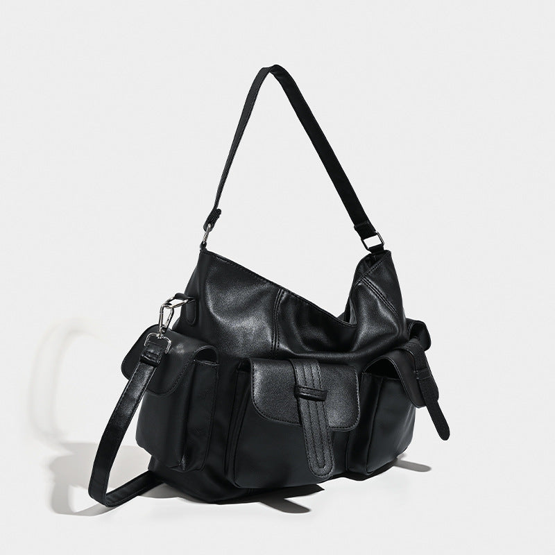 Große schwarze Hobo-Tasche in Lederoptik mit mehreren äußeren Vordertaschen, silberfarbenen Metalldetails sowie wandelbarem Schulter- und