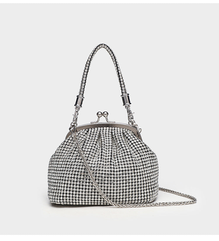 Kompakte Abendtasche mit durchgehendem Strassbesatz, silberfarbenem Metallrahmen, Strass-Tragegriff und abnehmbarer Kette