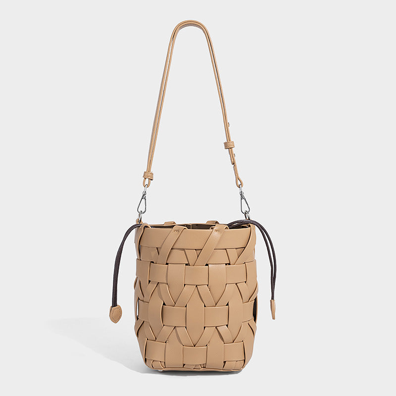 Kleine gewebte Bucket-Tasche aus Lederoptik mit verflochtener Oberfläche, Zugverschluss und verstellbarem Crossbody-Riemen, Vorderansicht