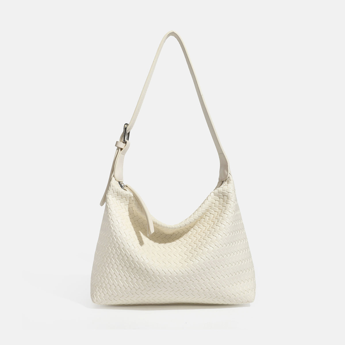 Kompakte Hobo-Schultertasche mit gewebter Optik, Reißverschluss oben, silberfarbenem Ringbeschlag und ineinander verflochtener Lederoptik, Detailansicht