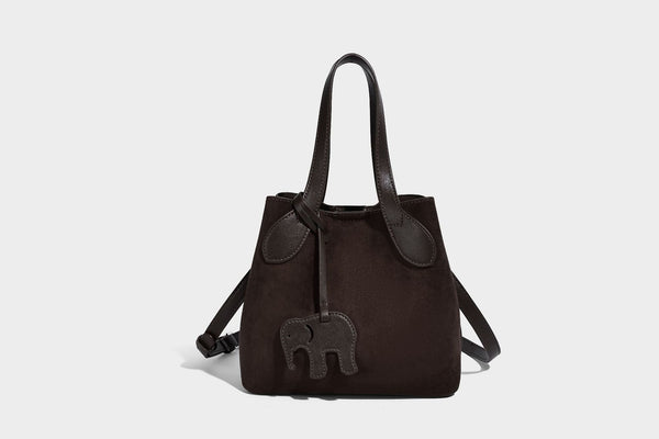 Kleine, strukturierte Tote-Handtasche in Wildlederoptik mit Elefantenanhänger, zwei oberen Tragegriffen und abnehmbarem Crossbody-Riemen, Detailansicht
