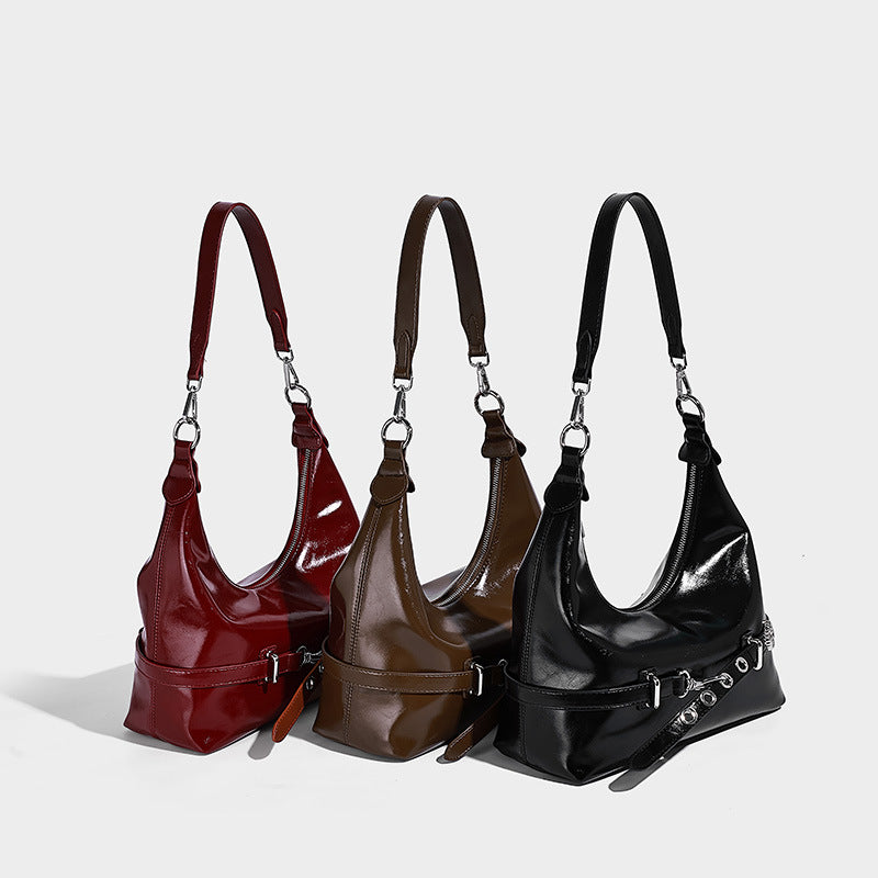 Glänzende, weich fallende Hobo-Schultertasche in Schwarz mit Beschlägen in Silberoptik, riemenartigem Riemen mit Ösen am Boden und langem, verstellbarem