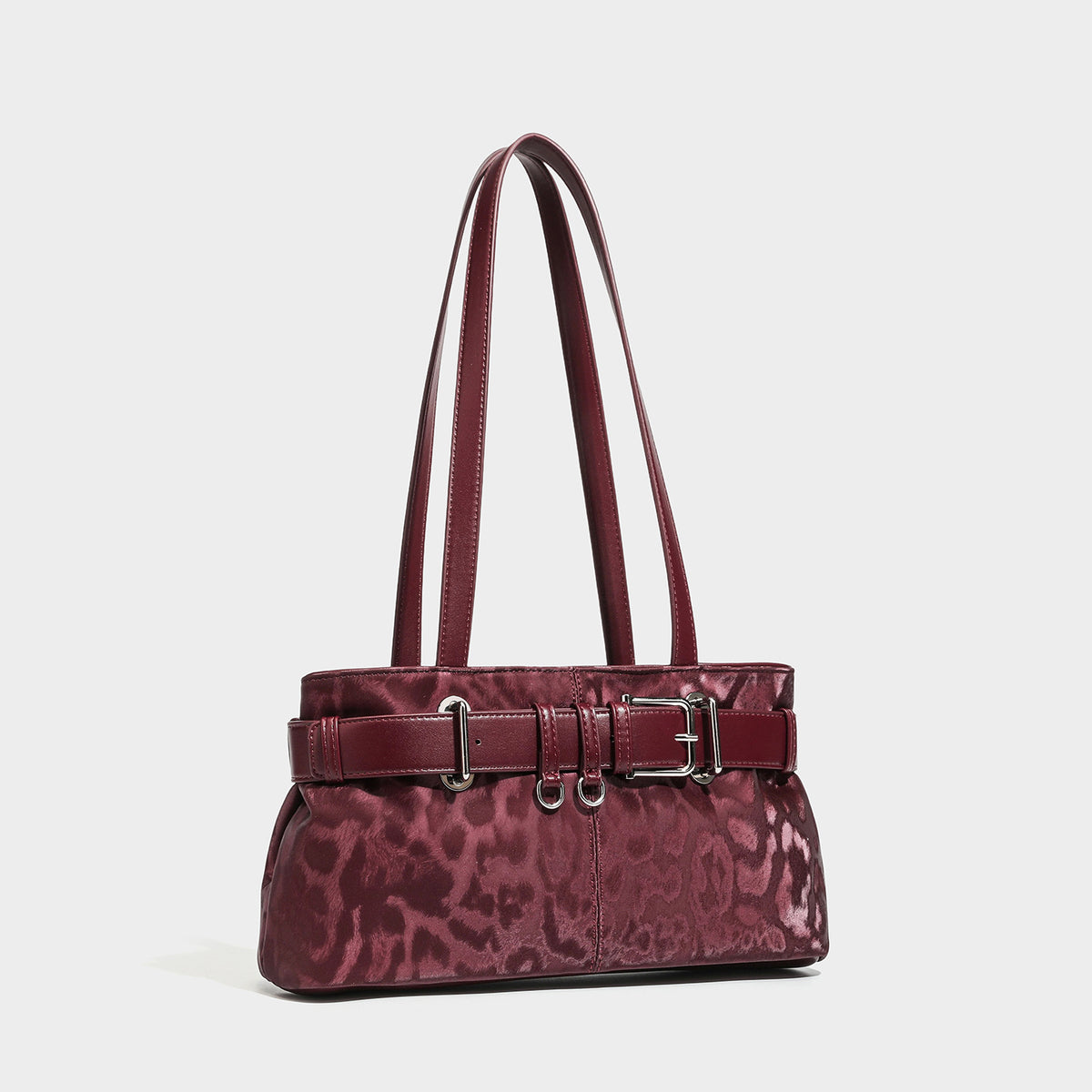 Schultertasche mit Leopardenmuster, brauner Lederoptik-Besatz, vorderem Detail mit Gürtelschnalle, silberfarbenen Beschlägen und langen