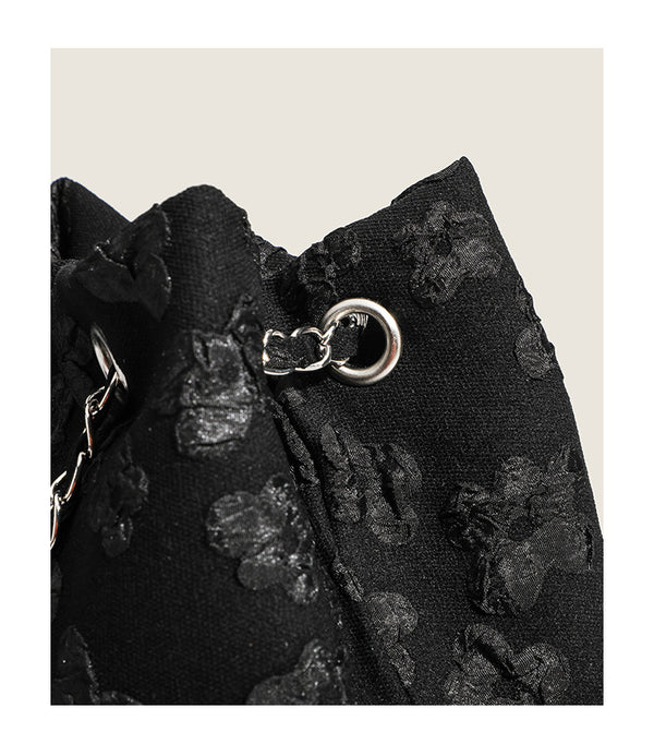 Beuteltasche aus floralem Jacquard mit Riemen aus silberfarbener Kette und Schwalben-Medaillon als Beschlag, Detailansicht 8