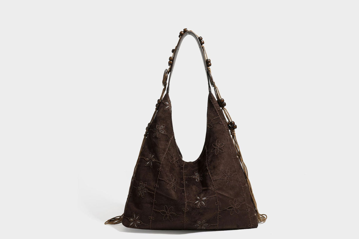 Dunkelbraune bestickte Hobo-Shopper-Tasche mit perlenverziertem Schulterriemen in Lederoptik, verknoteten Quastenbändern und ovalen Ringbeschlägen
