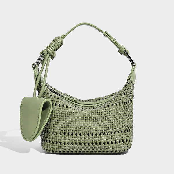 Kleine Hobo-Schultertasche mit geflochtener Gitterstruktur und sichelförmiger Silhouette, Reißverschluss oben, Beschlägen in Silberoptik und verstellbarem Riemen, Detailansicht