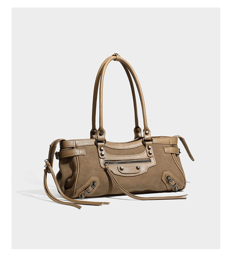 Strukturierte Vintage-Schultertasche im Moto-Stil mit matten Einsätzen in Velourslederoptik, Besatz in Lederoptik, dunkel silberfarbenen Nieten und vorderem Reißverschluss