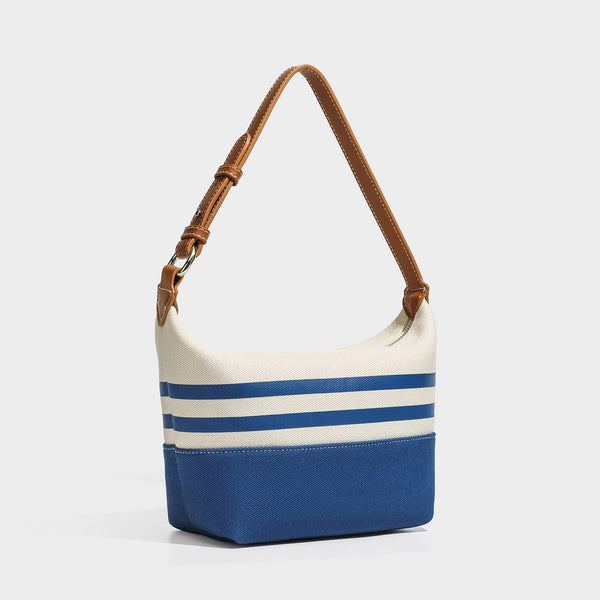 Schultertasche aus cremefarbenem und blau gestreiftem Canvas mit Riemen in hellbrauner Lederoptik und Reißverschluss in Silberoptik, Vorderansicht
