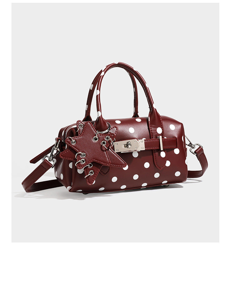 Kleine, strukturierte Mini-Henkeltasche mit Polka-Dot-Muster, Sternanhänger, Schnallriemen-Detail auf der Vorderseite, zwei Henkeln und abnehmbarem