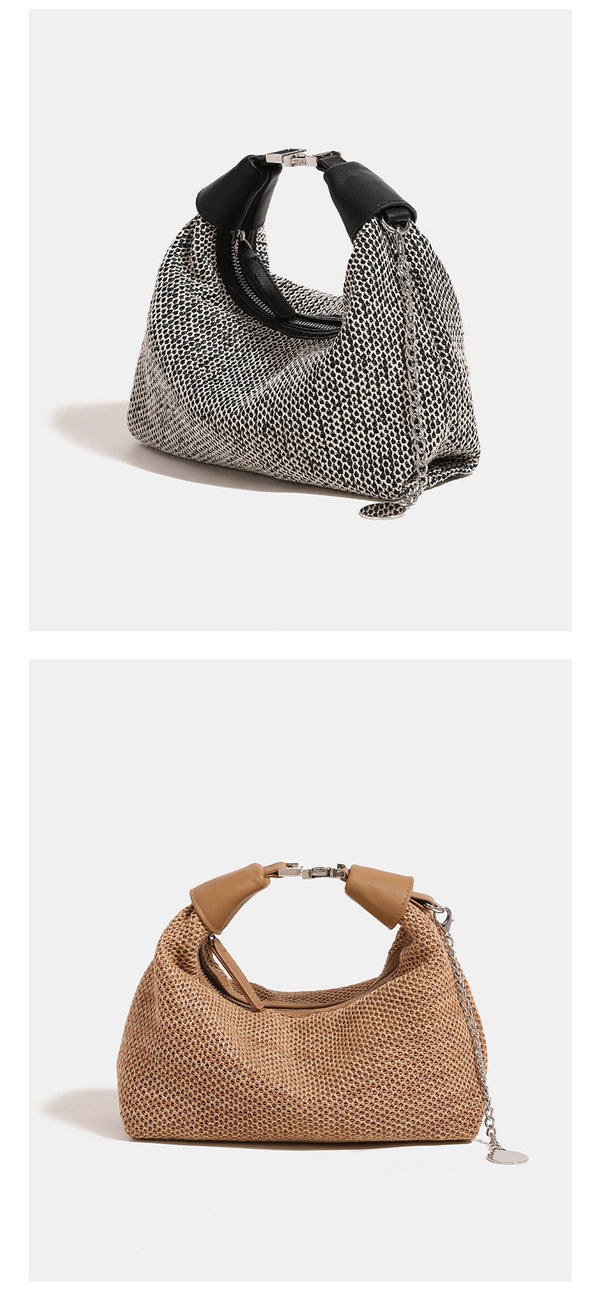 Geflochtene Hobo-Tasche aus Stroh mit geknotetem Tragegriff aus lederähnlichem Material, silberfarbenen Beschlägen und Kettenanhänger in Schwarz und Beige