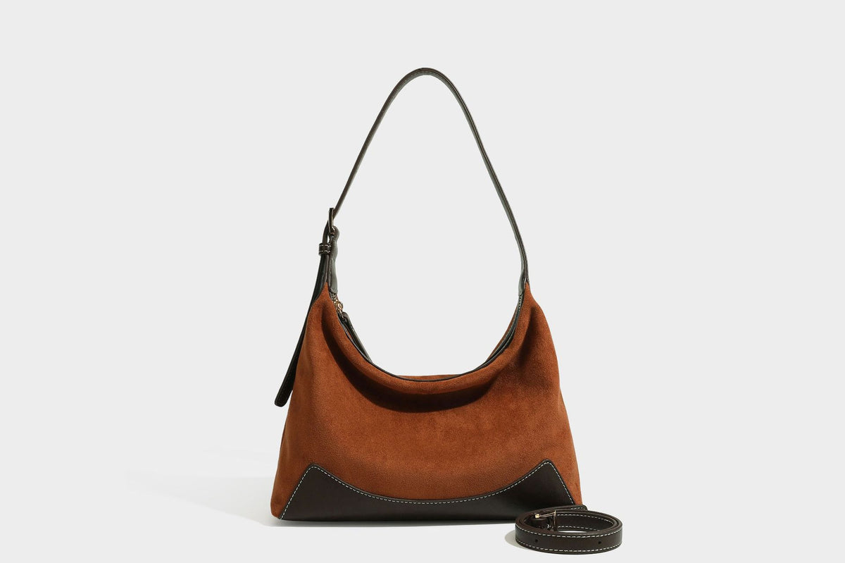 Lässig fallende Hobo-Schultertasche in warmem Braun mit dunkler Kontrastverzierung in Lederoptik, geschwungenem Reißverschluss und langem, detail