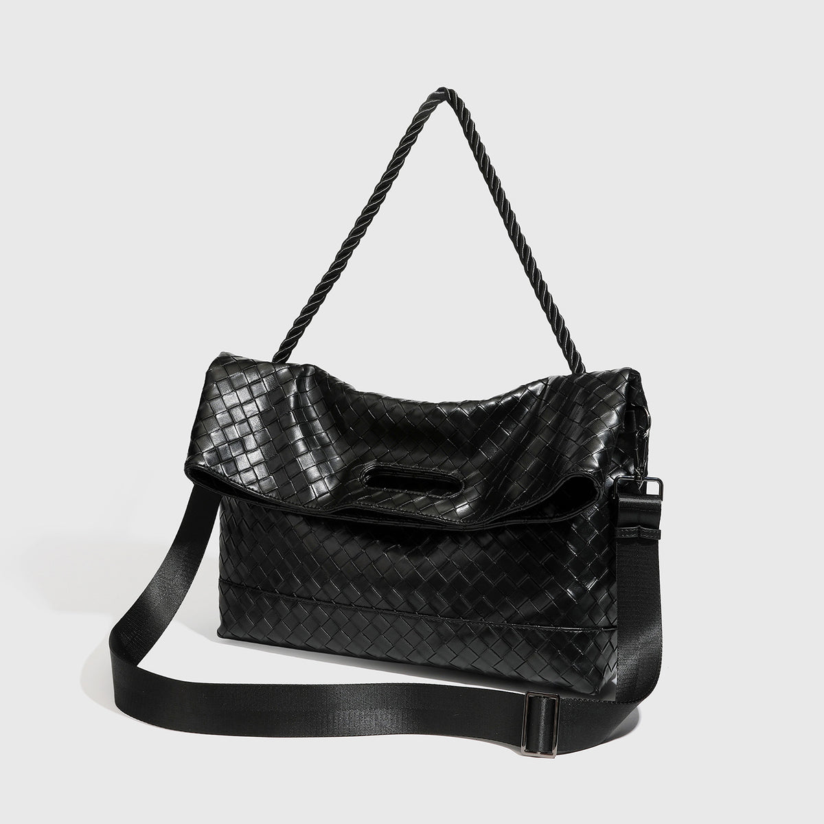 Große schwarze Schultertasche in geflochtener Lederoptik mit geflochtenem Tragegriff, Überschlagverschluss und verstellbarem Crossbody-Riemen, Detailansicht