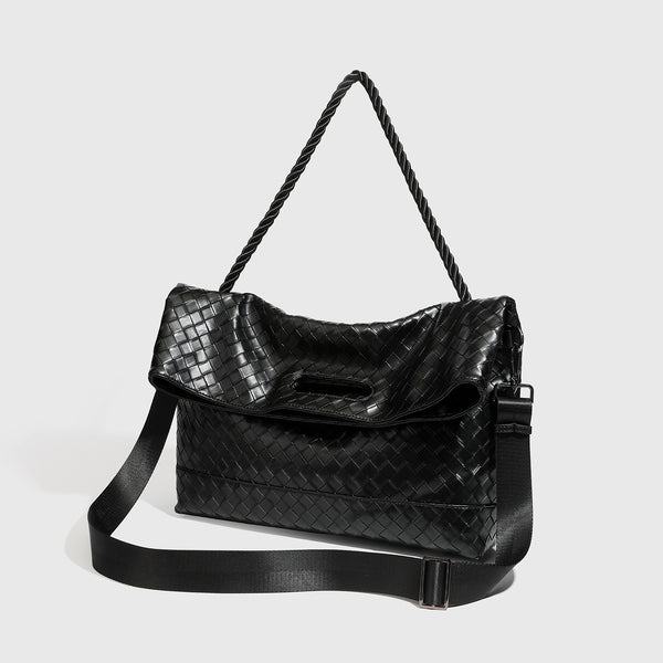 Große schwarze Schultertasche in geflochtener Lederoptik mit geflochtenem Tragegriff, Überschlagverschluss und verstellbarem Crossbody-Riemen, Detailansicht