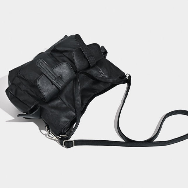 Große schwarze Hobo-Tasche in Lederoptik mit mehreren äußeren Vordertaschen, silberfarbenen Metalldetails sowie wandelbarem Schulter- und