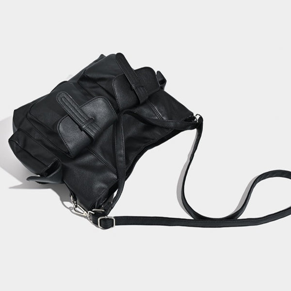 Große schwarze Hobo-Tasche in Lederoptik mit mehreren äußeren Vordertaschen, silberfarbenen Metalldetails sowie wandelbarem Schulter- und