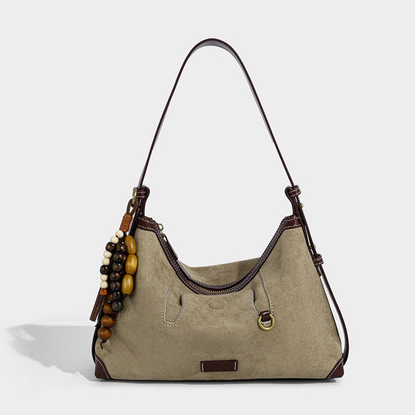 Matte Hobo-Schultertasche in warmem Braun mit dunkler Lederoptik, Kontrastnähten, goldfarbenen Beschlägen und