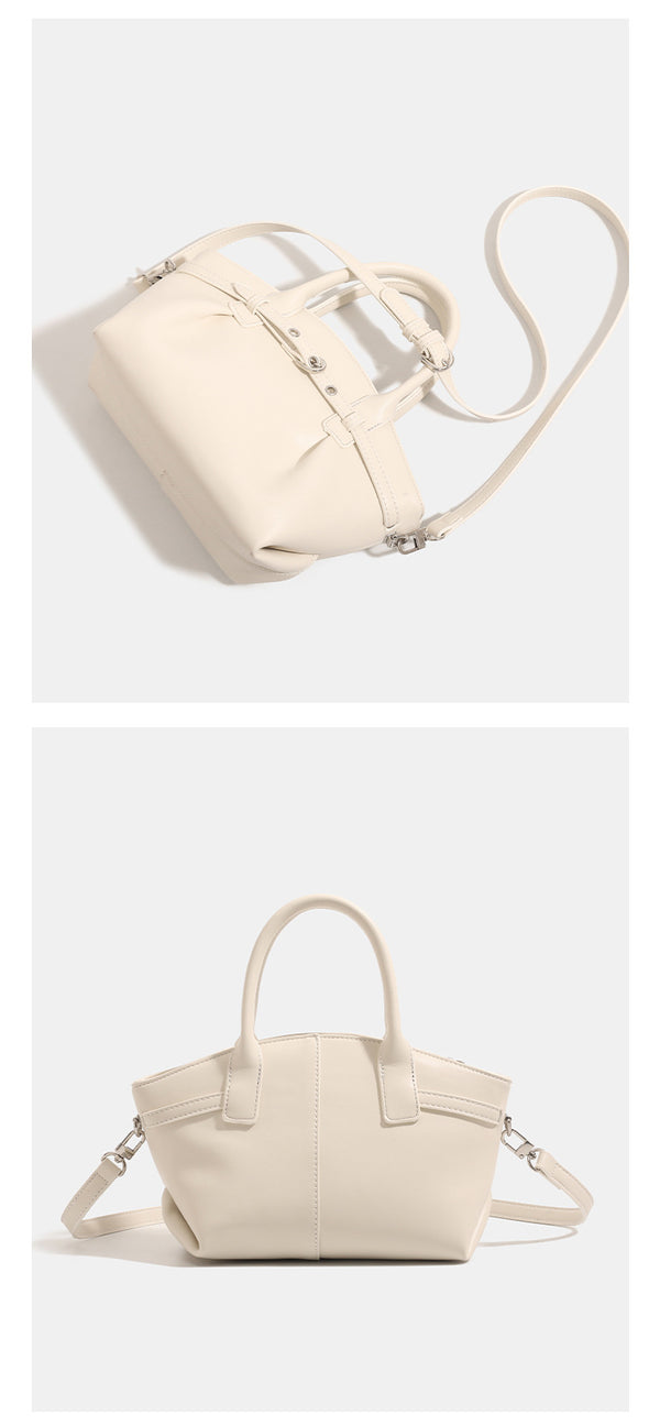 Mini-Trapeztasche mit glatter lederähnlicher Oberfläche, vorderem Riemen mit Dornschließe, zwei Tragegriffen und abnehmbarem, Detailansicht