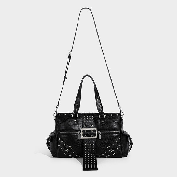 Schwarze Satchel-Tasche mit glänzender genarbter Oberfläche, silberfarbenen Nieten, Riemendetail mit Schnalle, zwei Henkeln und breitem Schulterriemen mit Nieten