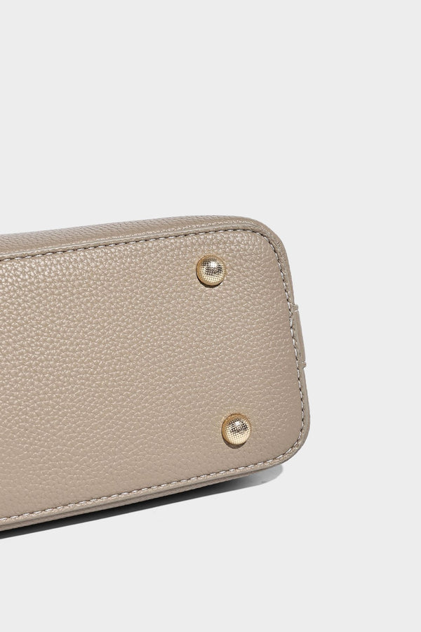 Hobo-Schultertasche in genarbter Lederoptik mit goldfarbenem Drehverschluss und Reißverschluss oben, Detailansicht 29