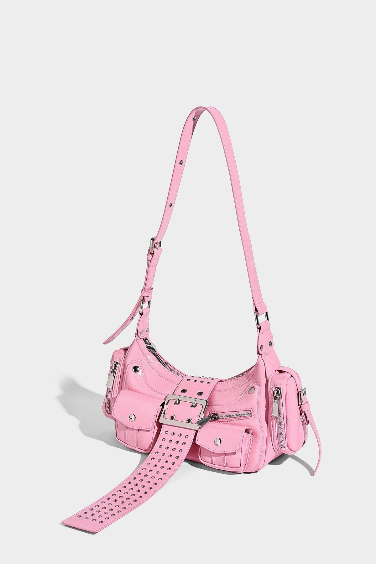 Halbmond-Schultertasche mit Nieten und Gürtelschnallen-Lasche, mehreren Vordertaschen und silberfarbenen Beschlägen, Detailansicht 41