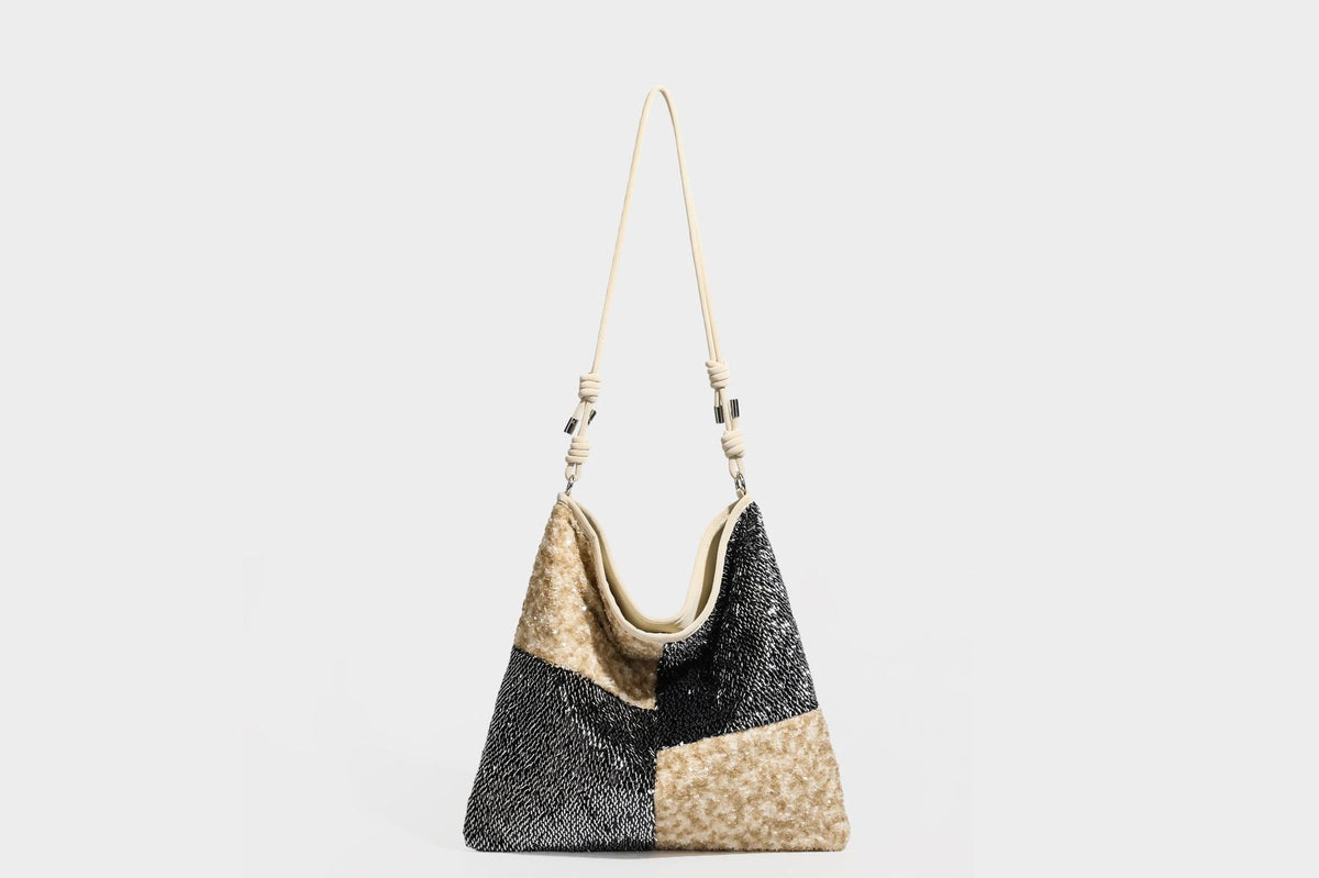 Lässig-weicher Patchwork-Schultershopper mit Pailletten, schwarz-goldenen oder creme-silbernen Colorblocking-Einsätzen und verstellbarem, schmalem Riemen