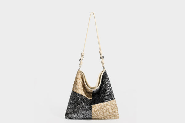 Lässig-weicher Patchwork-Schultershopper mit Pailletten, schwarz-goldenen oder creme-silbernen Colorblocking-Einsätzen und verstellbarem, schmalem Riemen