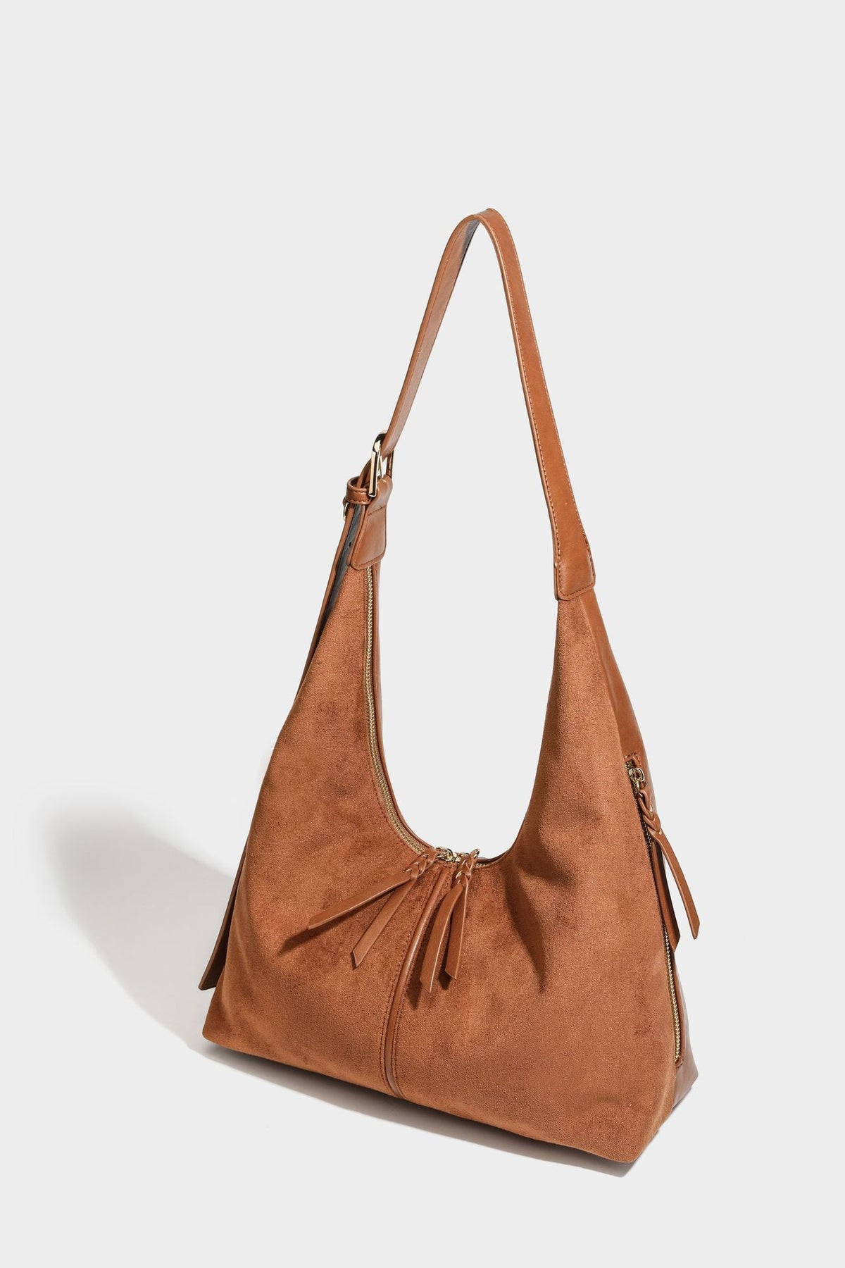 Lässig fallende Hobo-Schultertasche mit strukturierter Wildlederoptik, Reißverschluss oben, Quasten-Zippern und goldfarbenem, verstellbarem