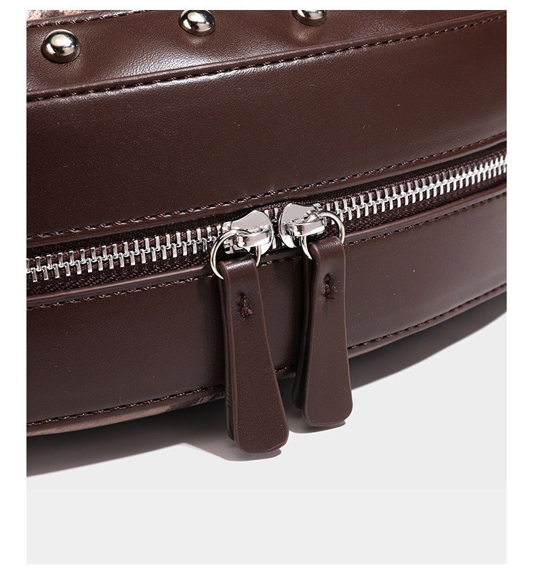 Crescent-Hobo-Schultertasche mit braunem Leopardenprint, silberfarbenen Nieten, Ösenbesatz, verstellbarem Riemen und abnehmbarem Mini
