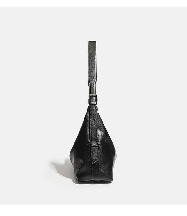 Große, lässig fallende schwarze Schultertasche in Lederoptik mit Reißverschluss, breitem flachem Boden und langem verstellbarem Riemen, Detailansicht 8