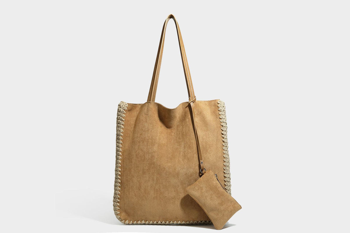 Große matte Tote-Bag in Veloursleder-Optik mit cremefarbenem Randbesatz aus gehäkelter Kordel, langen schmalen Schulterriemen und kleinem abnehmbarem, passendem