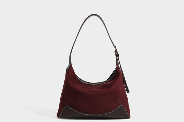 Lässig fallende Hobo-Schultertasche in warmem Braun mit dunkler Kontrastverzierung in Lederoptik, geschwungenem Reißverschluss und langem, detail